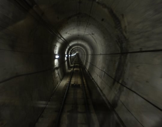 真っ暗で先が見えないトンネルの夢