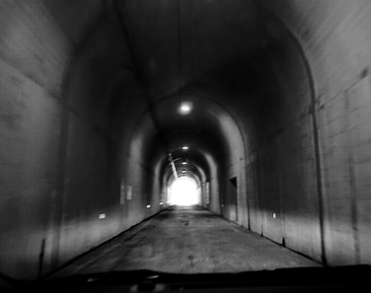 トンネルの先に光が見える夢