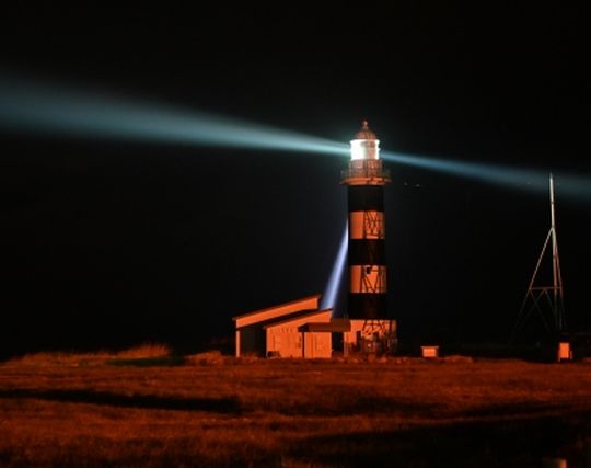灯台のライトが印象的な夢