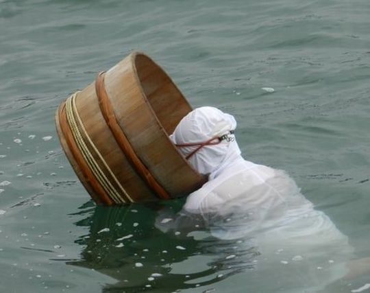 海女が獲物を<strong>収穫する</strong>夢