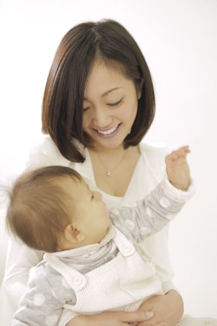 恋人と一緒に<strong>赤ちゃん</strong>をあやす夢 恋人と一緒に<strong>赤ちゃん</strong>をあやす夢