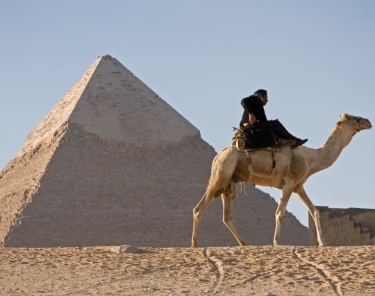 砂漠でピラミッドを<strong>見る</strong>夢