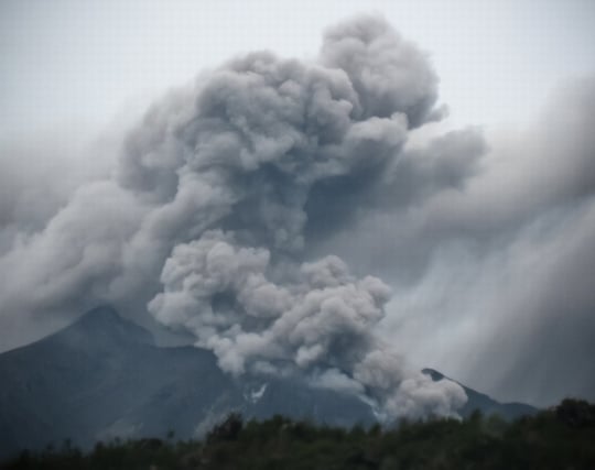 <strong>噴火した火山から避難する夢</strong>