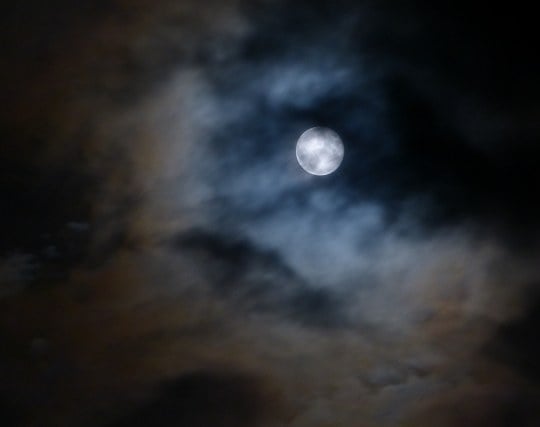 雲が月にかかる夢