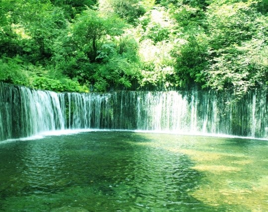 幅が広く水量の多い滝
