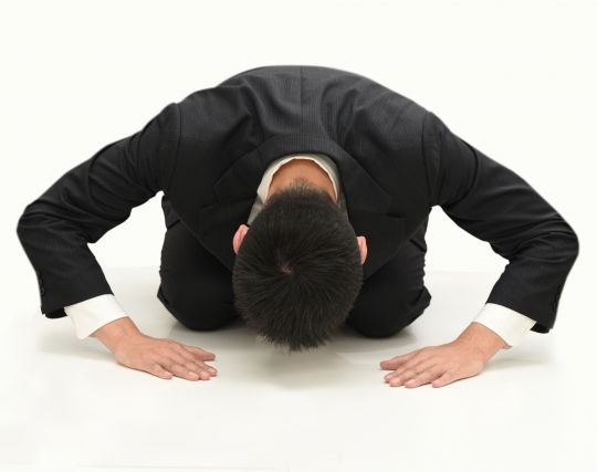 反省して誰かに<strong>謝る</strong>夢