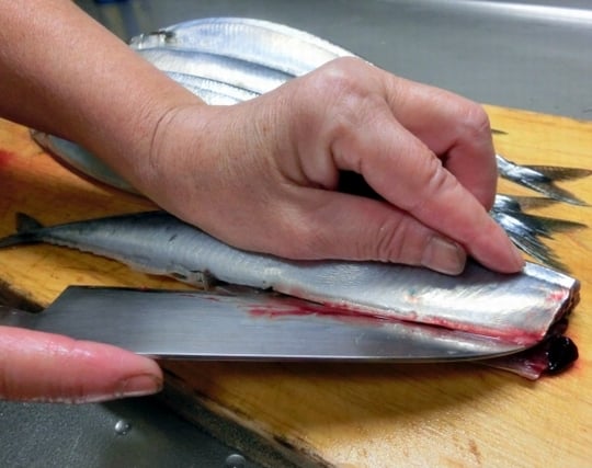 <strong>魚</strong>をまな板の上で料理している夢