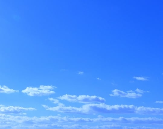 青空に<strong>白</strong>い雲が浮かぶ夢