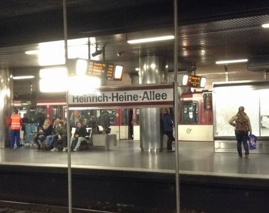 駅で向かいのプラットホームの人を見ている夢 駅で向かいのプラットホームの人を見ている夢