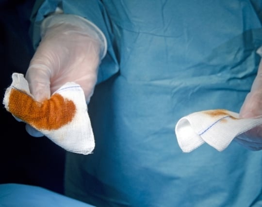 手術を受けて出<strong>血</strong>する夢