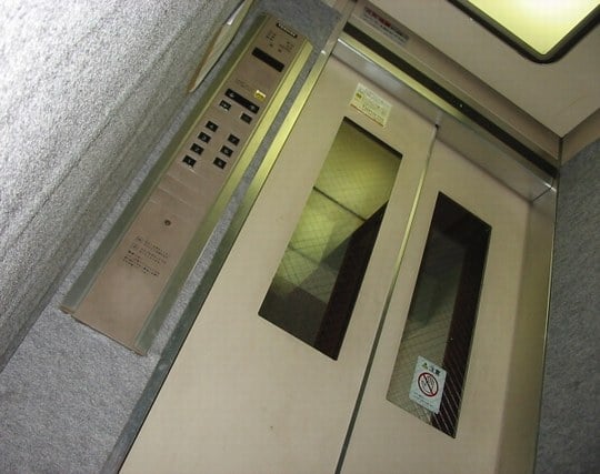 エレベーターが狭いと感じる夢 エレベーターが狭いと感じる夢