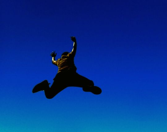 暗闇の中を落ちる夢 暗闇の中を落ちる夢