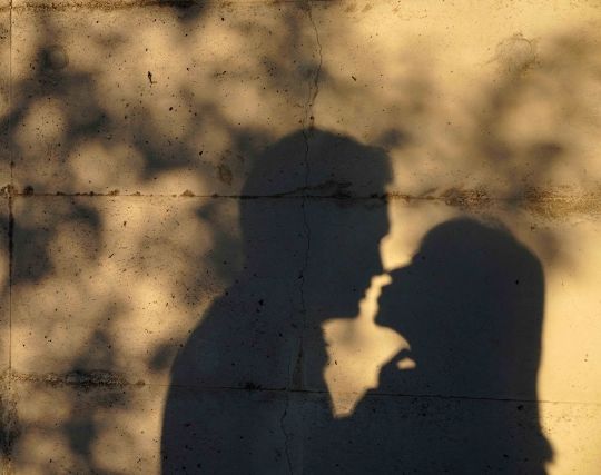 黒い影がキスする夢 黒い影がキスする夢