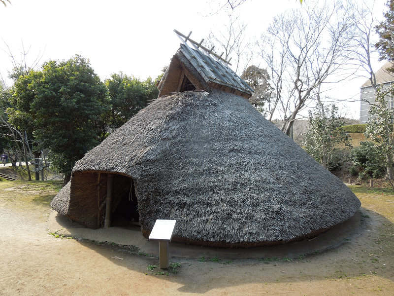 弥生時代の竪穴式住居(復元) 弥生時代の竪穴式住居(復元)